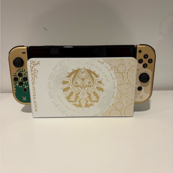 Nintendo Switch Console - Black and Gold Design - Picture 6 of 8